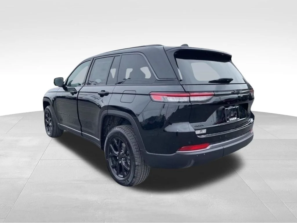 New 2026 Diamond Black Crystal Pearl-Coat Exterior Paint Jeep Altitude image 3