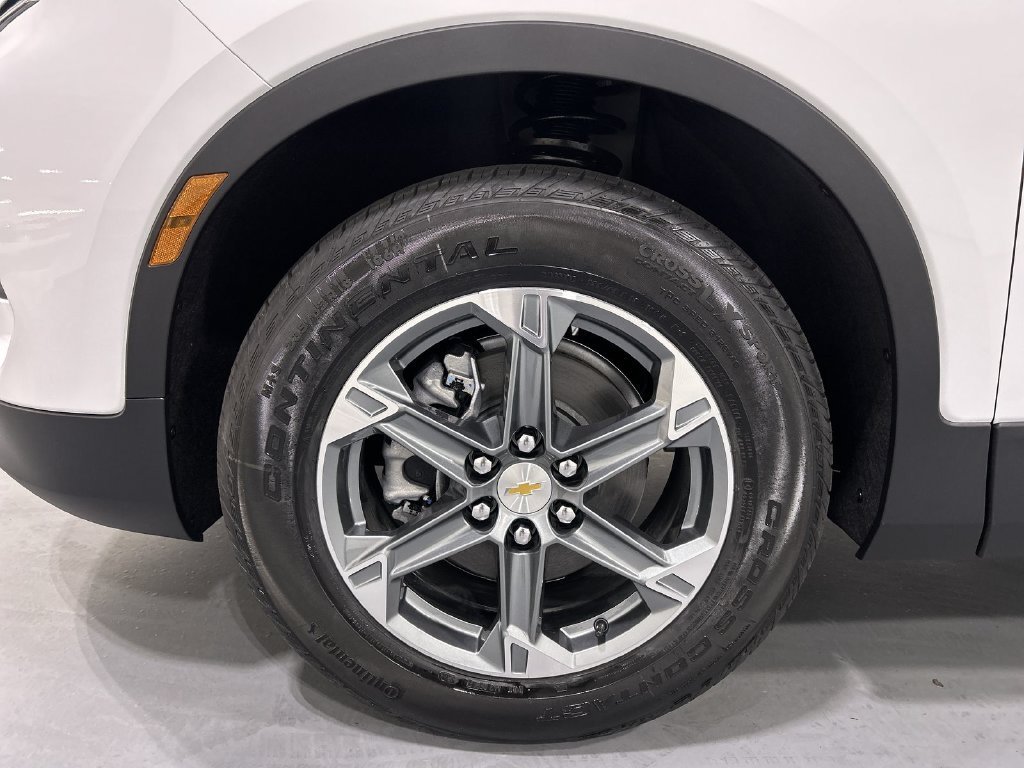 New 2026 Summit White Chevrolet 2LT image 18
