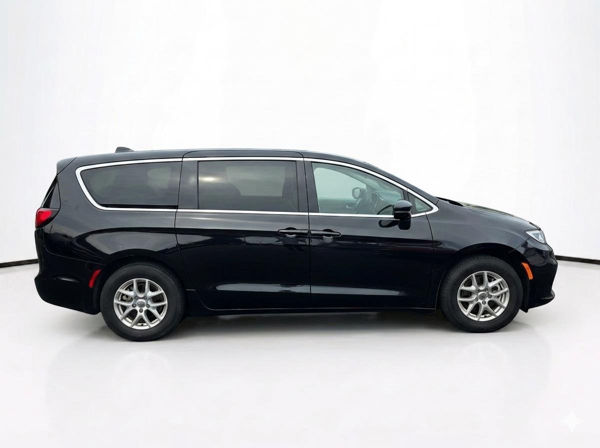 Used 2024 Diamond Black Crystal Pearlcoat Chrysler Touring L image 5