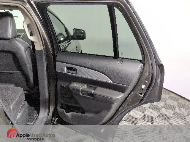 Used 2011  Lincoln Base image 35