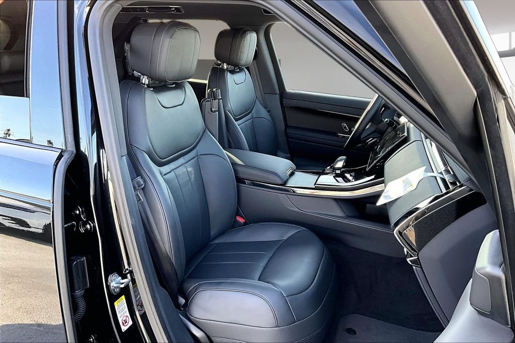 New 2026 SANTORINI BLACK Land Rover SE image 11