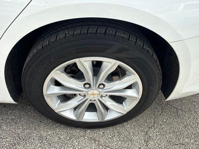 Used 2025 White Chevrolet LT image 32