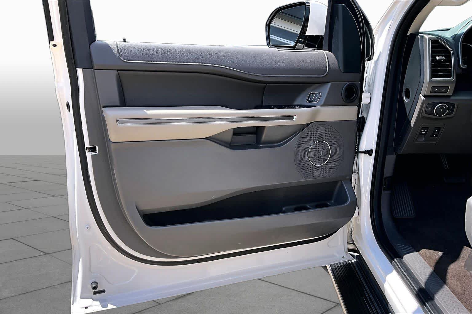 Used 2018 White Platinum Metallic Tri-Coat Ford XLT image 22