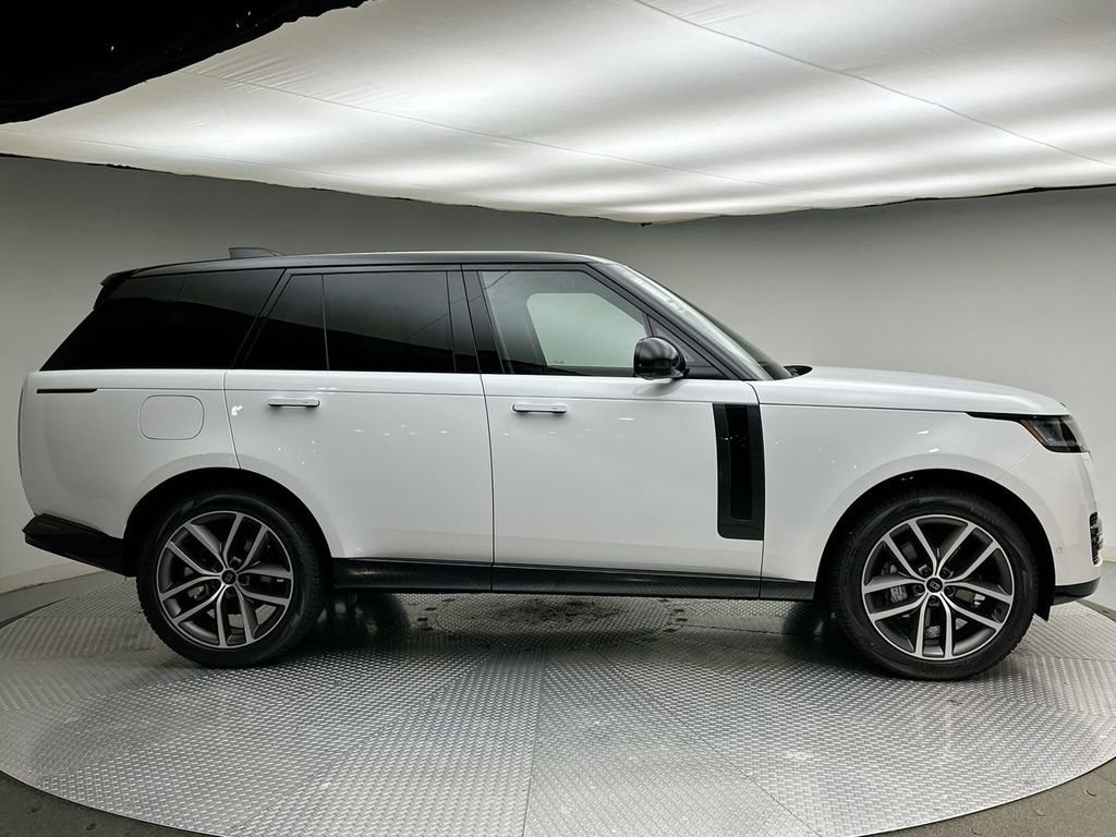 New 2027 Fuji White Land Rover SE image 4