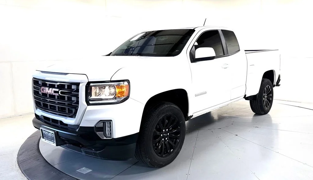 Used 2022 White GMC Elevation image 8