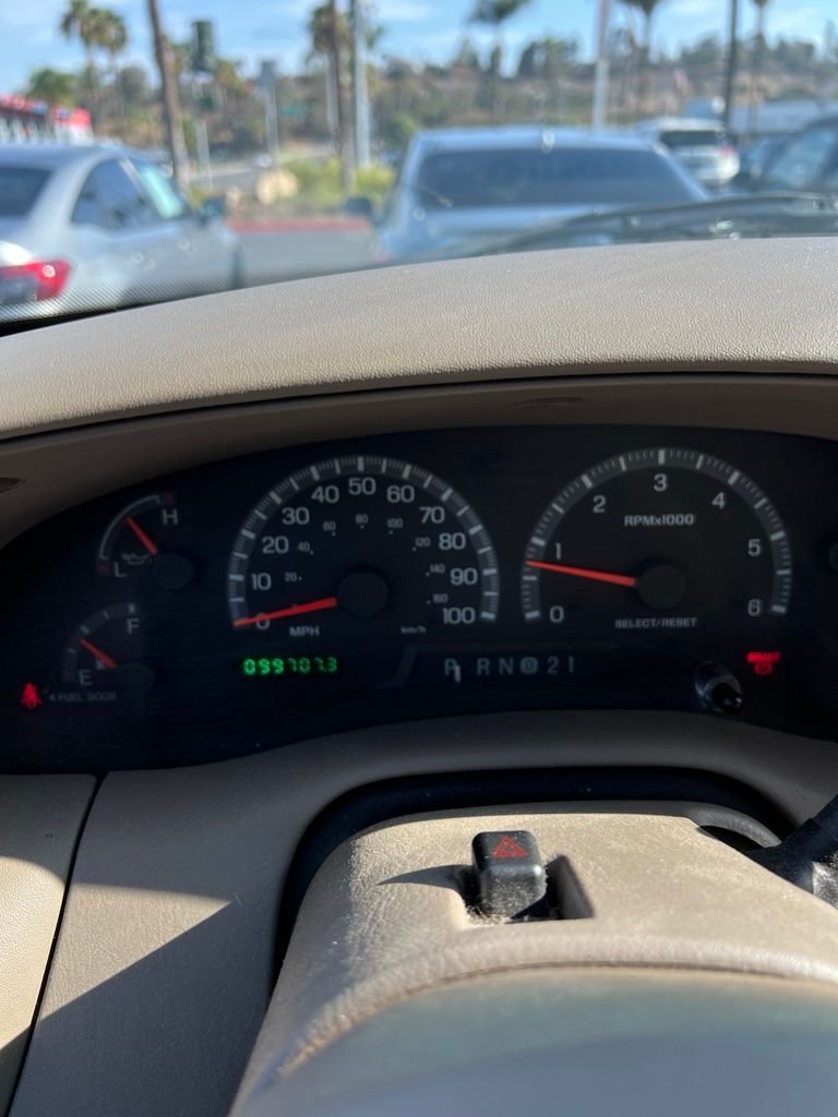 Used 2001 Gold Ford Lariat image 5