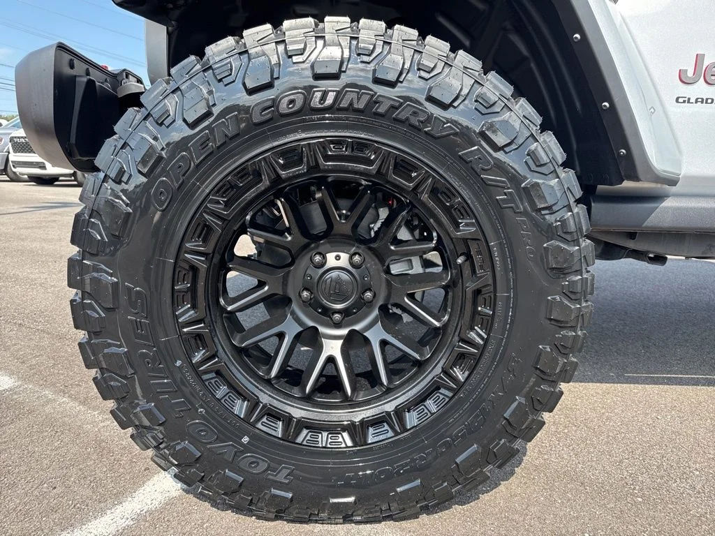 Used 2023 Silver Jeep Rubicon image 14