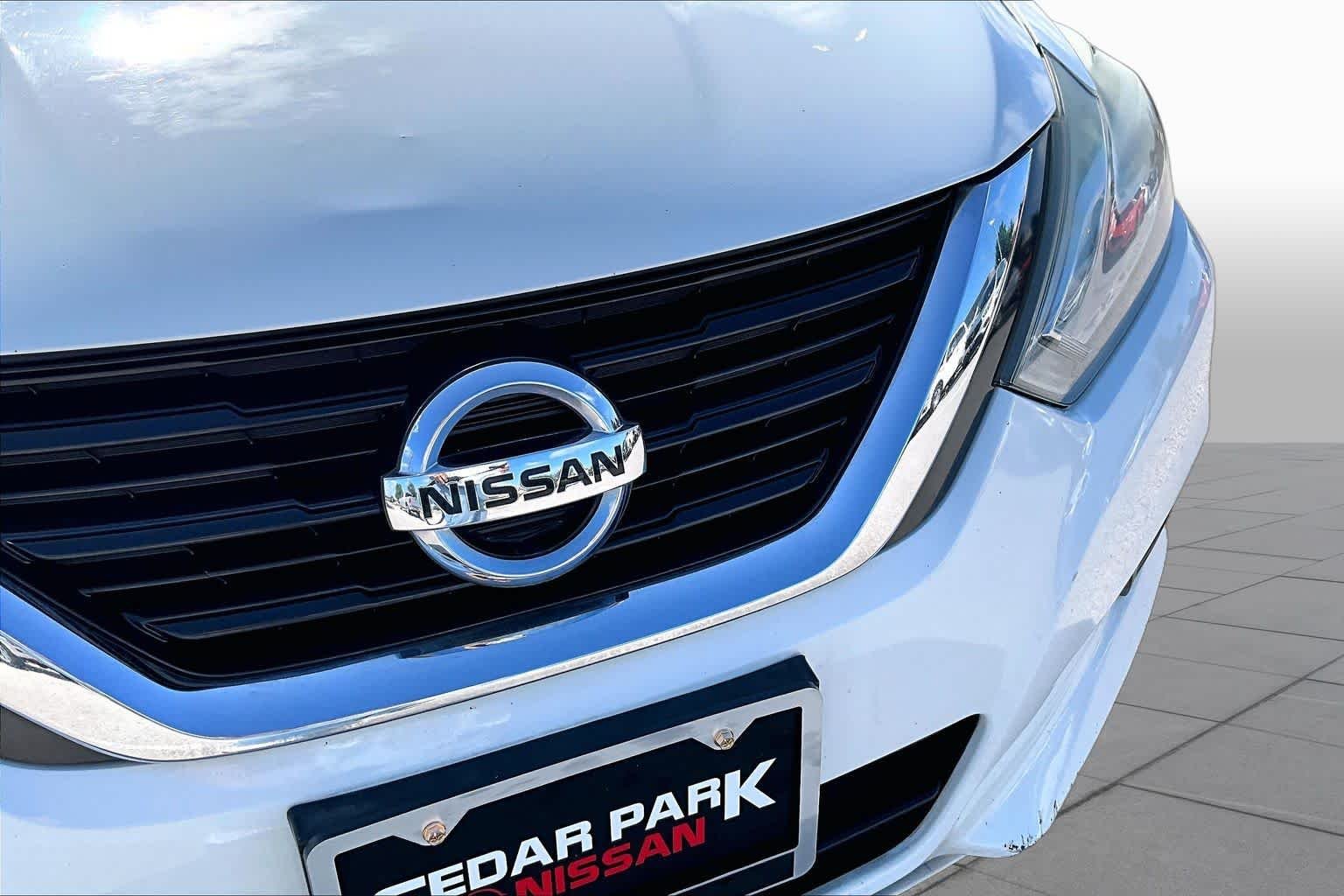 Used 2017 Glacier White Nissan 2.5 S image 30