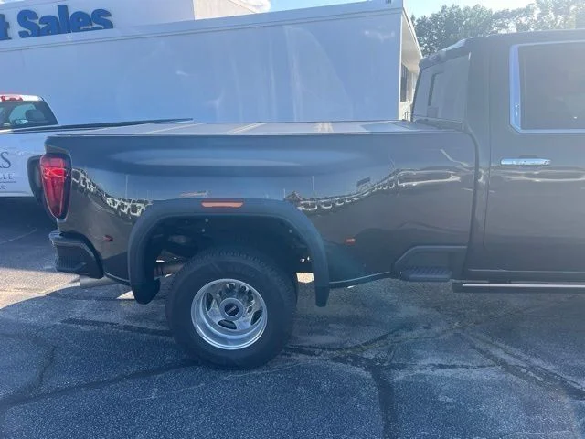 Used 2022  GMC Denali image 4
