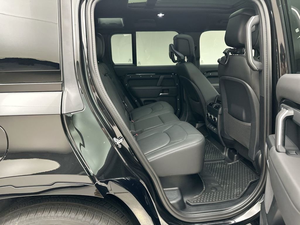 New 2026 Santorini Black Land Rover X-Dynamic SE image 7