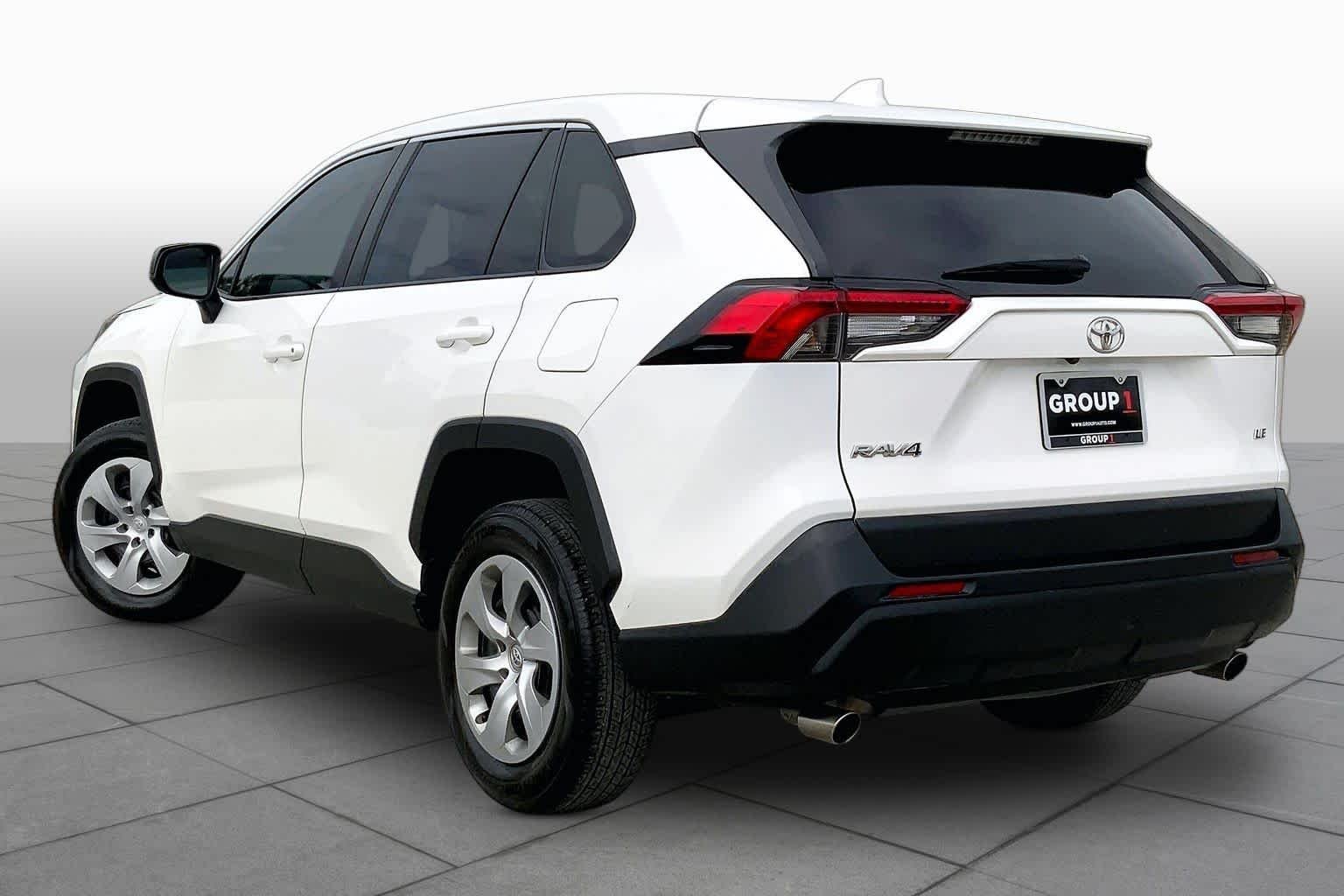 Used 2022 White Toyota LE image 12