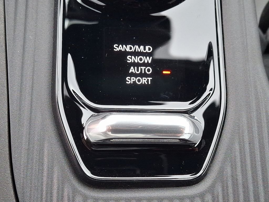 New 2026 Diamond Black Crystal Pearlcoat Jeep Limited image 17