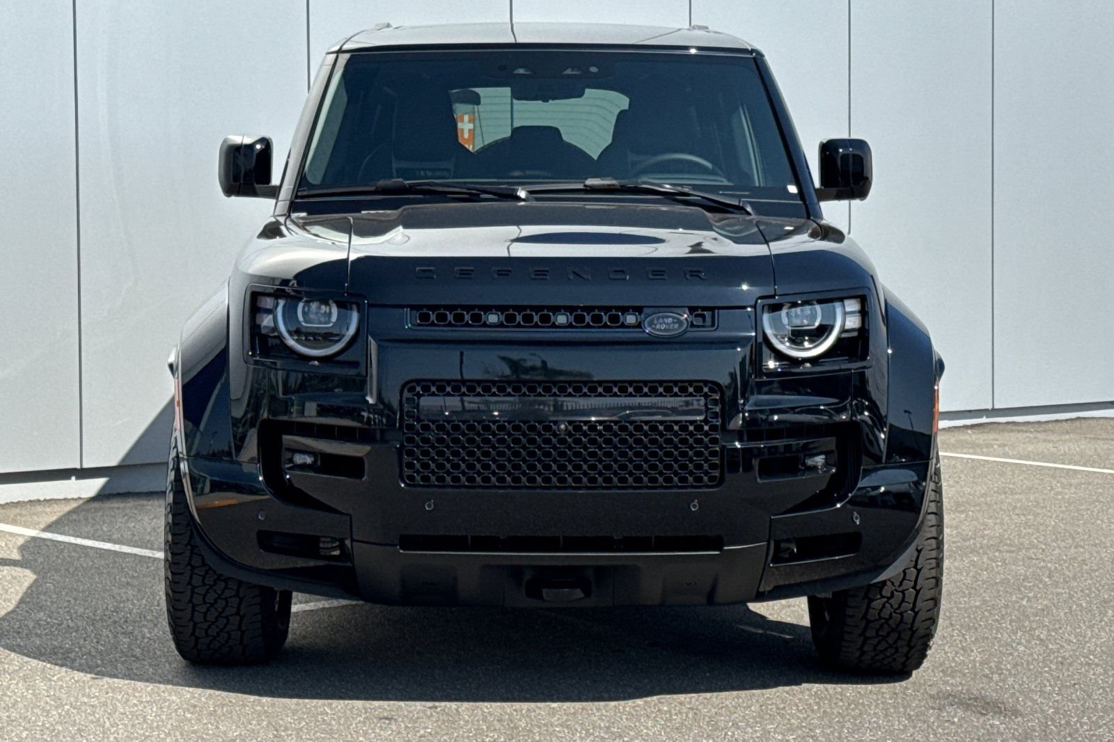 2026 Land Rover Defender OCTA Black - Photo 8