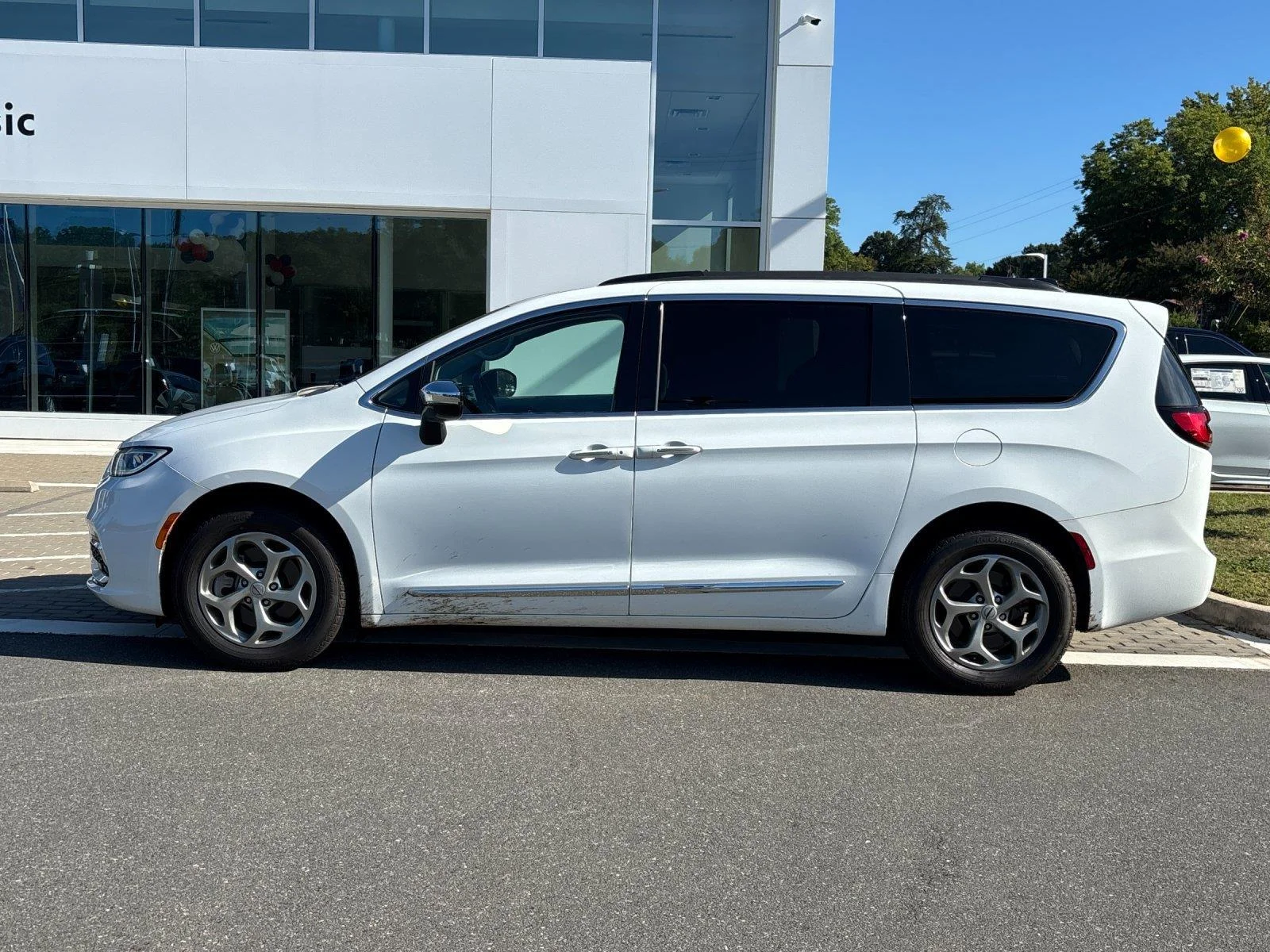 Used 2023  Chrysler Limited image 2