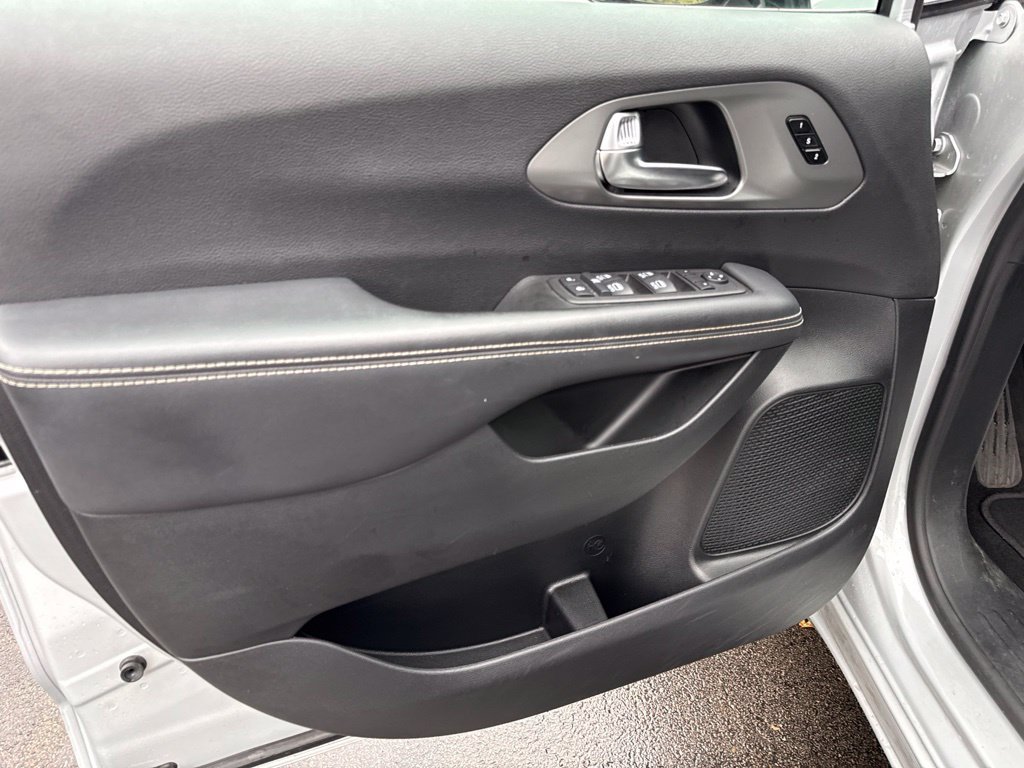 Used 2026 Silver Chrysler Select image 21