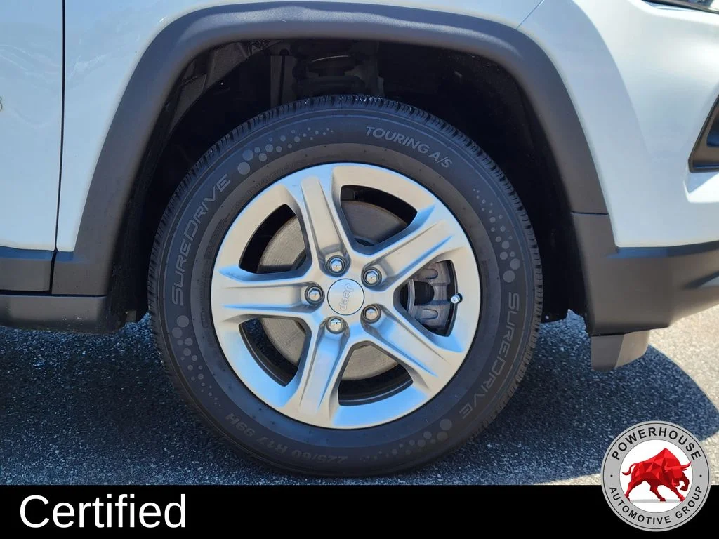 Used 2024 White Jeep Latitude image 12
