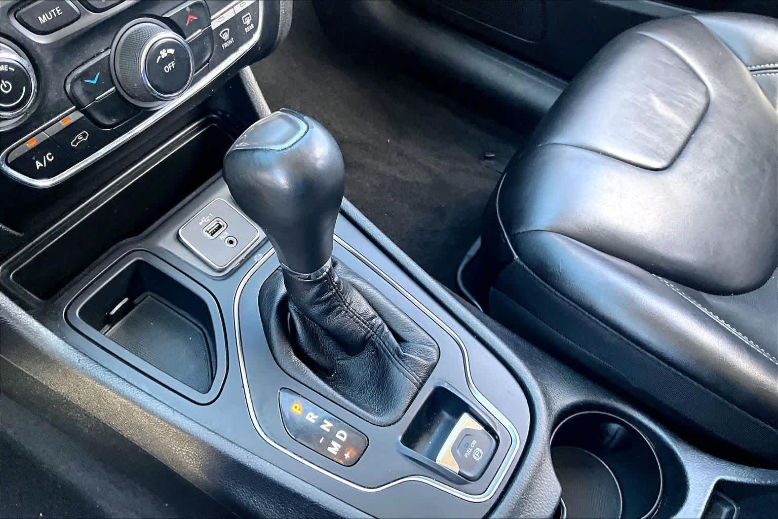 Used 2019 Diamond Black Crystal Pearlcoat Jeep Latitude Plus image 15