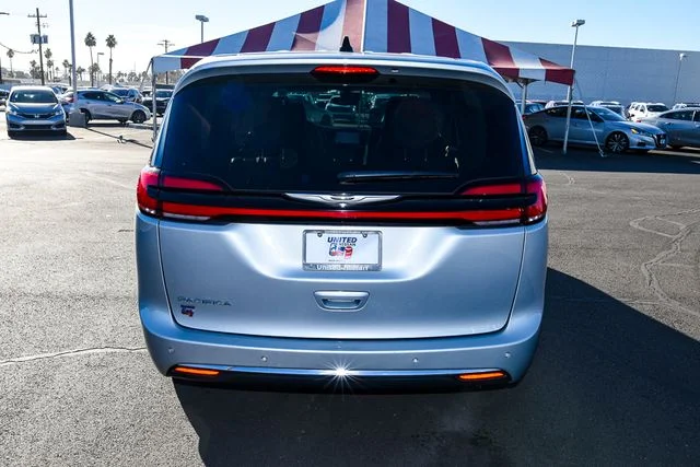 Used 2023 Silver Chrysler Touring L image 4