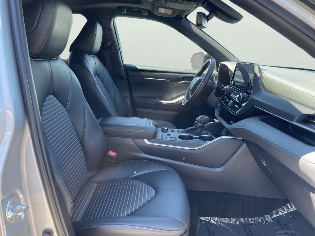 Used 2025 Silver Toyota XLE image 13