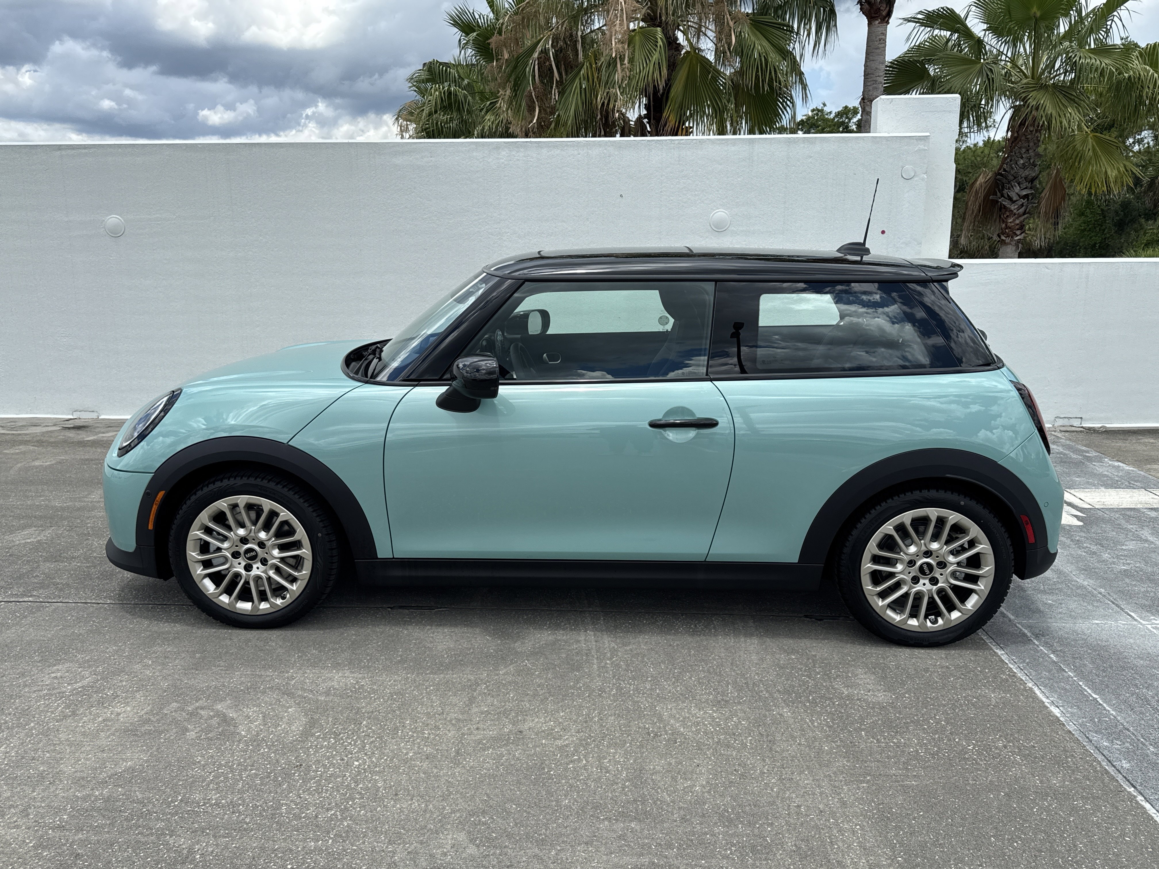 New 2026 Green Metallic MINI Signature Plus image 4