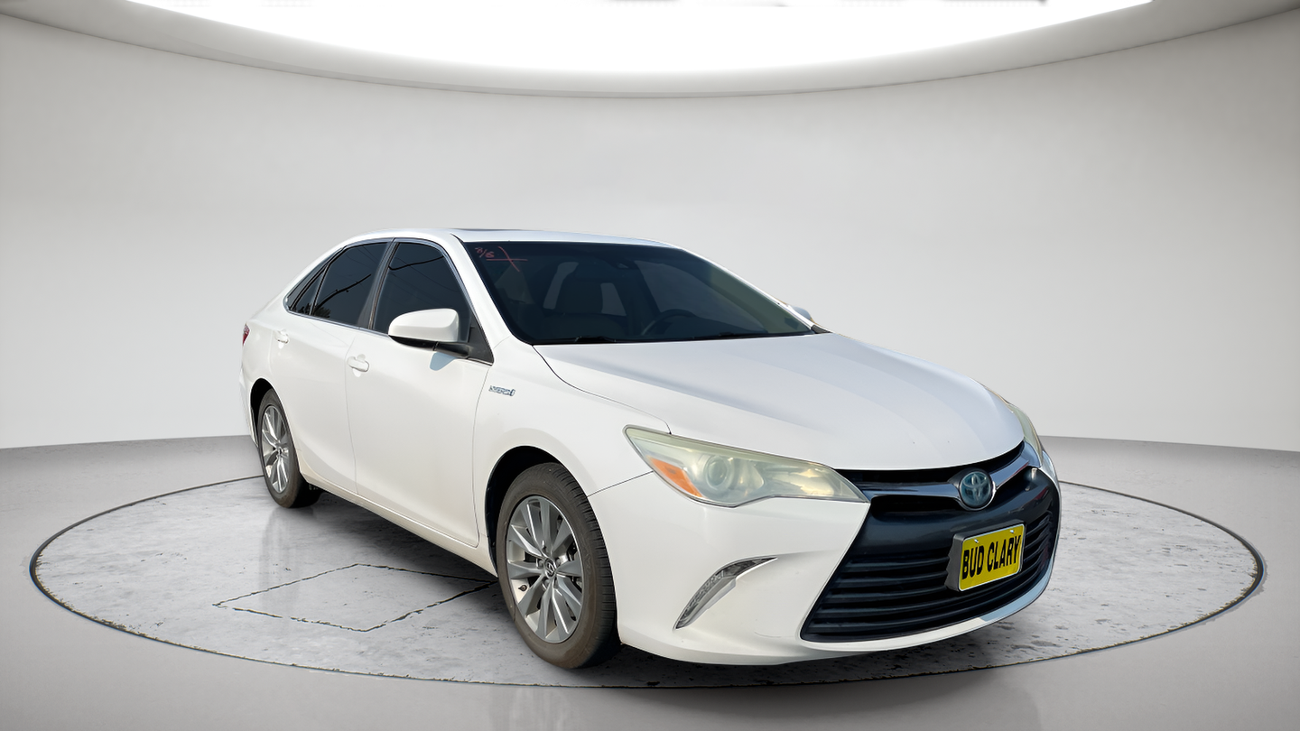 Used 2016 White Toyota XLE image 1