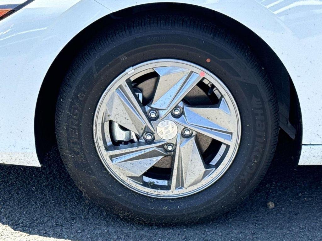 New 2026 White Hyundai SE image 10
