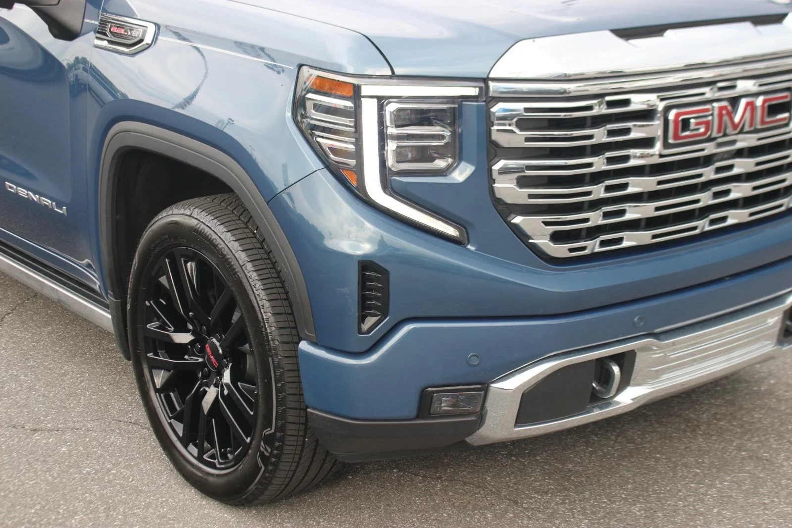 Used 2025 Downpour Metallic GMC Denali image 9