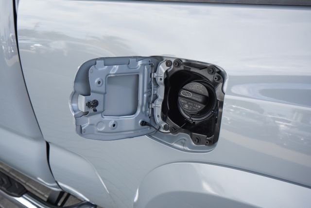 Used 2021  Toyota SR5 image 12