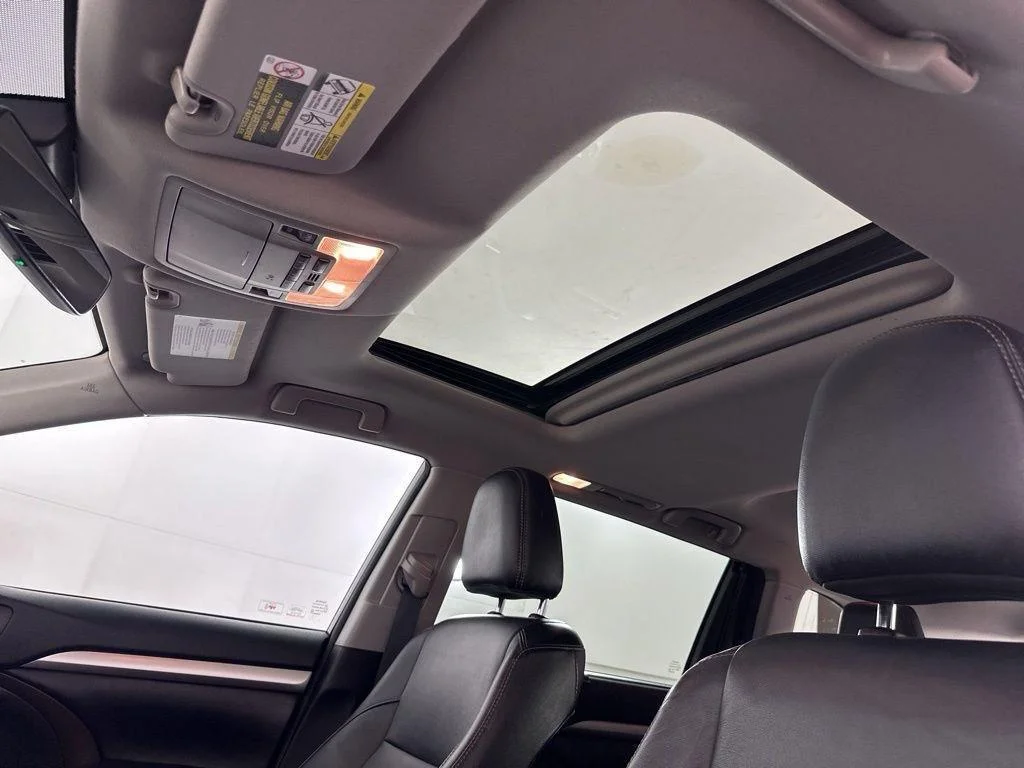 Used 2017 Blizzard Pearl Toyota XLE image 3