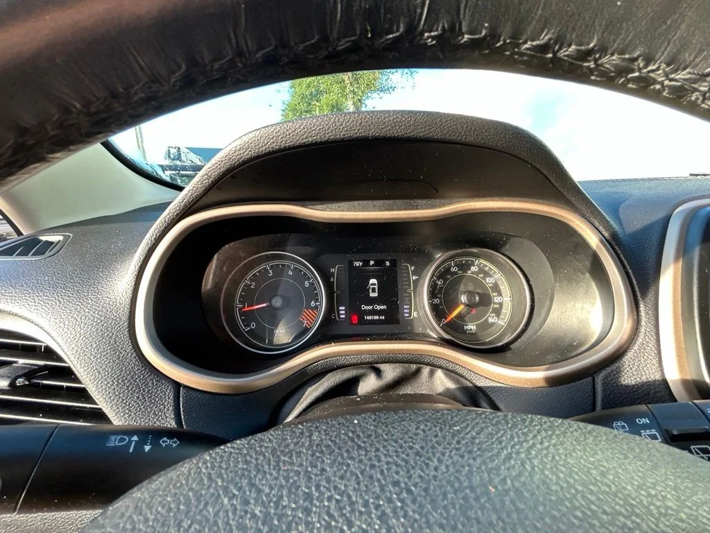 Used 2015 Brilliant Black Crystal Pearlcoat Jeep Latitude image 37