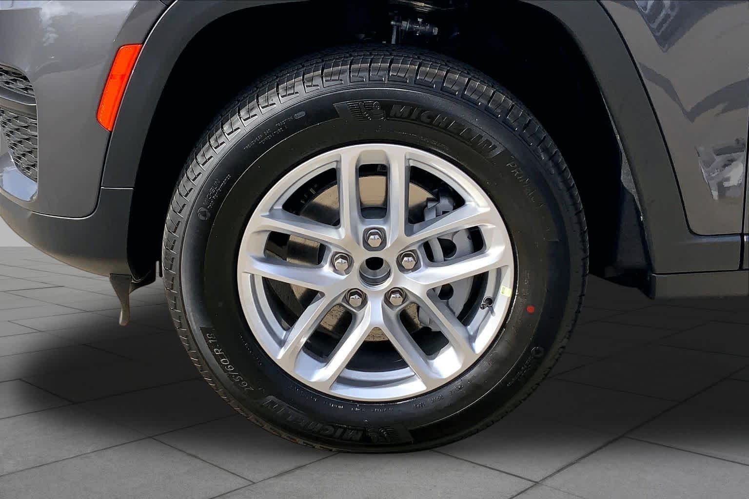 New 2026 Baltic Gray Metallic Clear-Coat Exterior Paint Jeep Laredo X image 11
