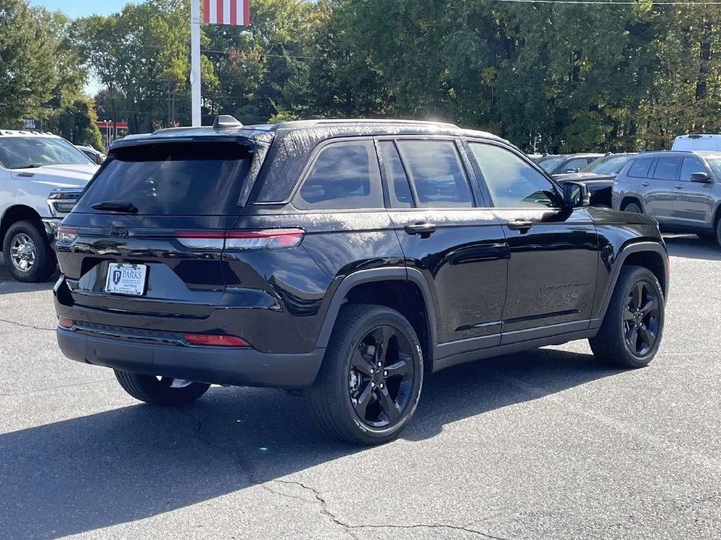 Used 2023 Black Jeep Altitude image 8
