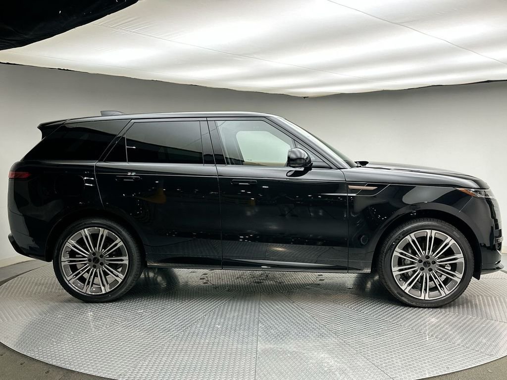 New 2026 Santorini Black Land Rover Dynamic SE image 4