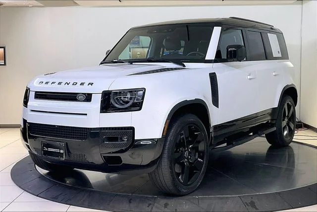 Used 2024 White Land Rover X-Dynamic SE image 1