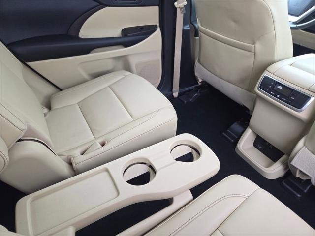 Certified Used 2017 ALUMINA JADE METAL Toyota  image 33