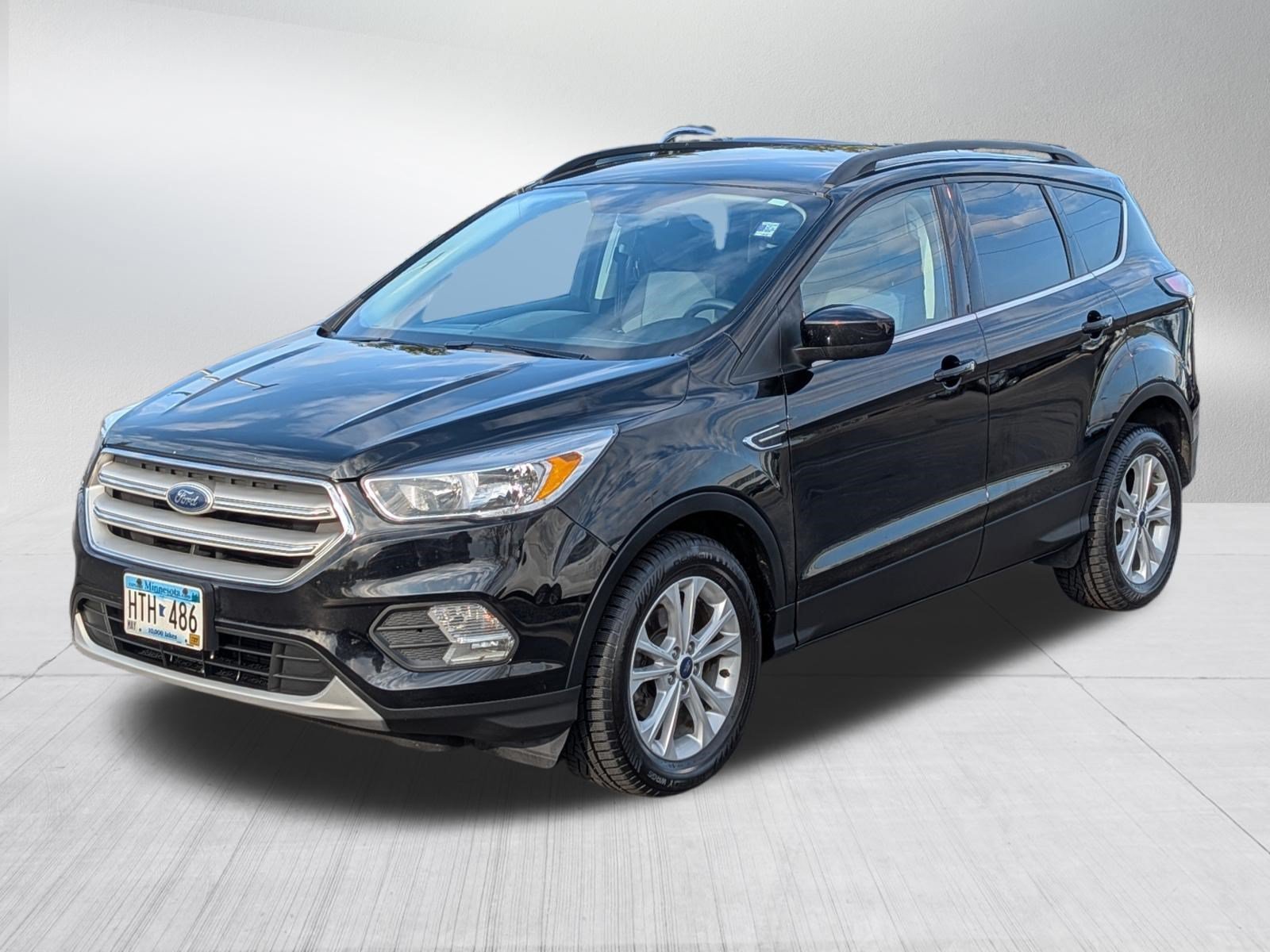 Used 2018 Shadow Black Ford SE image 3