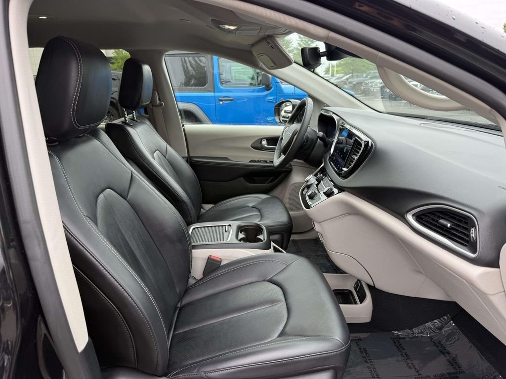 Used 2024 Black Chrysler Touring L image 15
