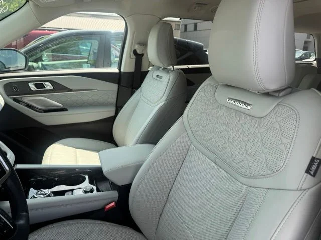 Used 2025 Silver Metallic Ford Platinum image 13