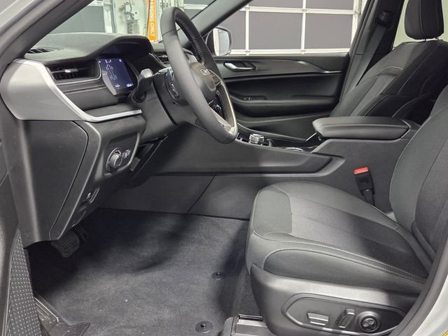 New 2026 Silver Zynith Exterior Paint Jeep Laredo X image 5