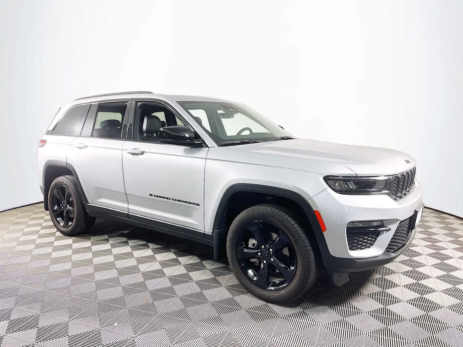 Used 2025 Silver Zynith Jeep Limited image 3