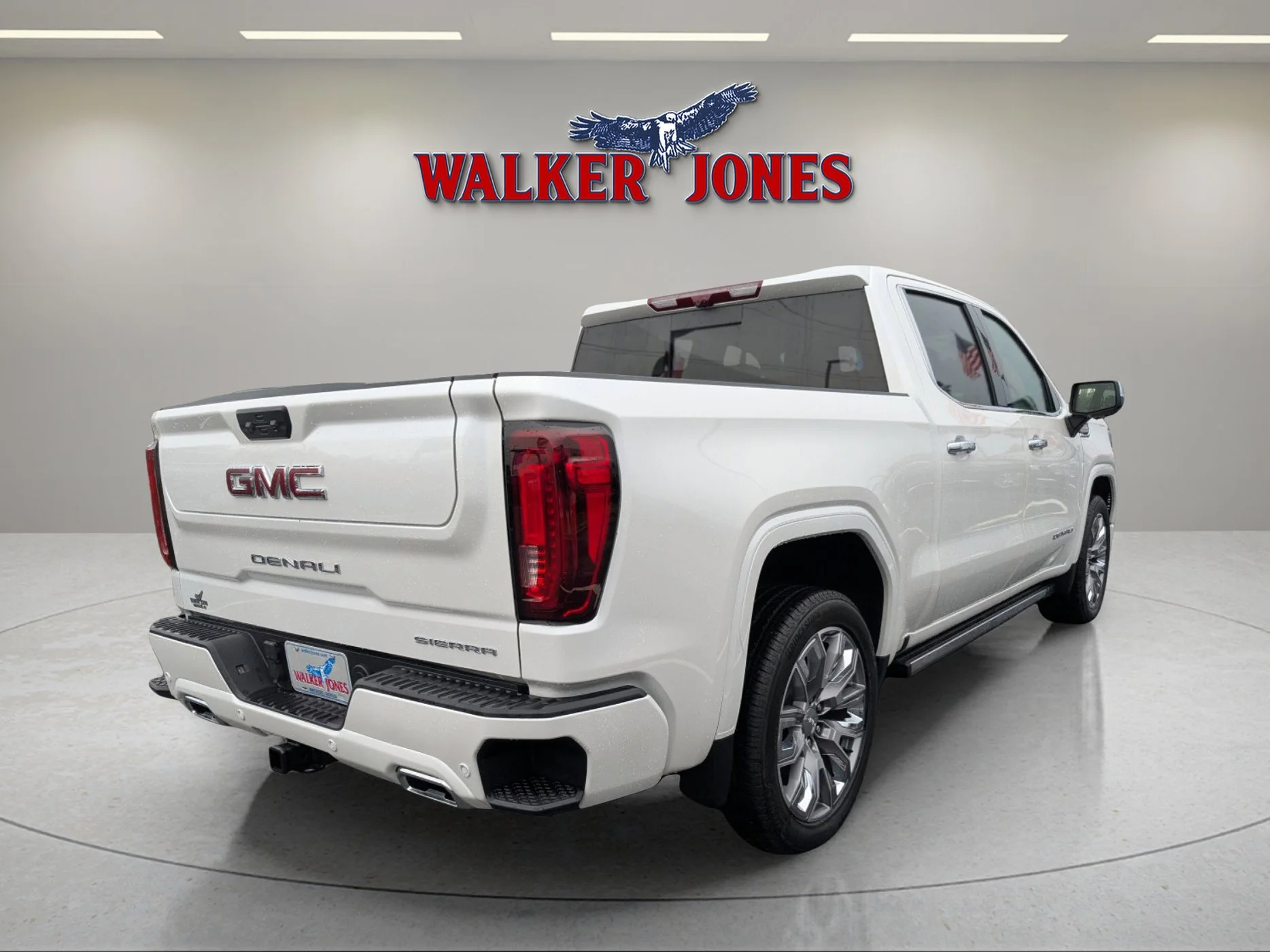 Used 2024 White Frost Tricoat GMC Denali image 4