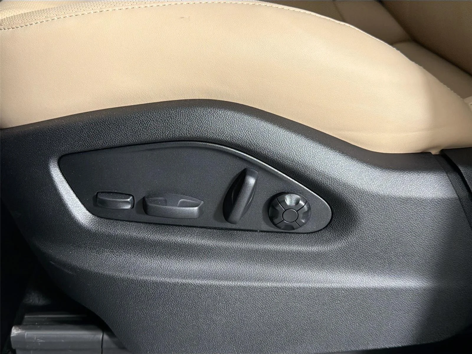 Certified Used 2026 Cashmere Beige Metallic Porsche Coupé image 32