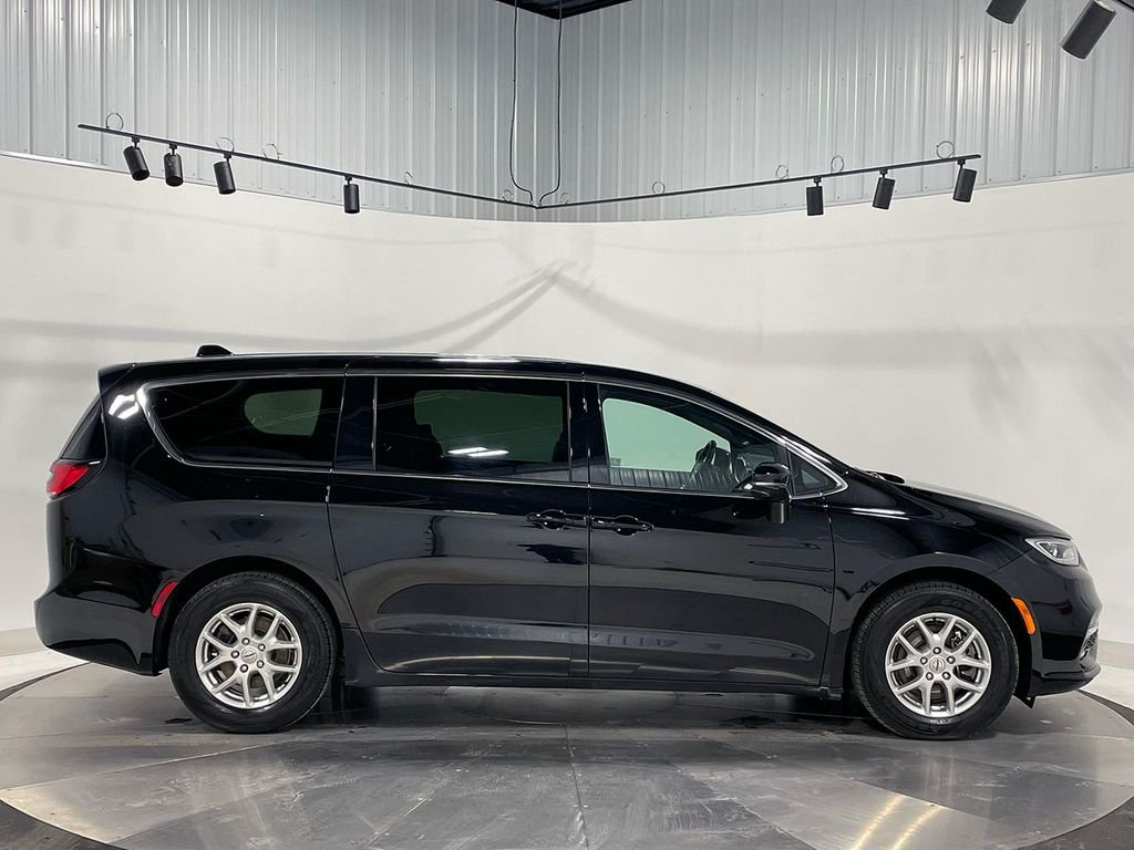 Used 2025 Black Chrysler Select image 10