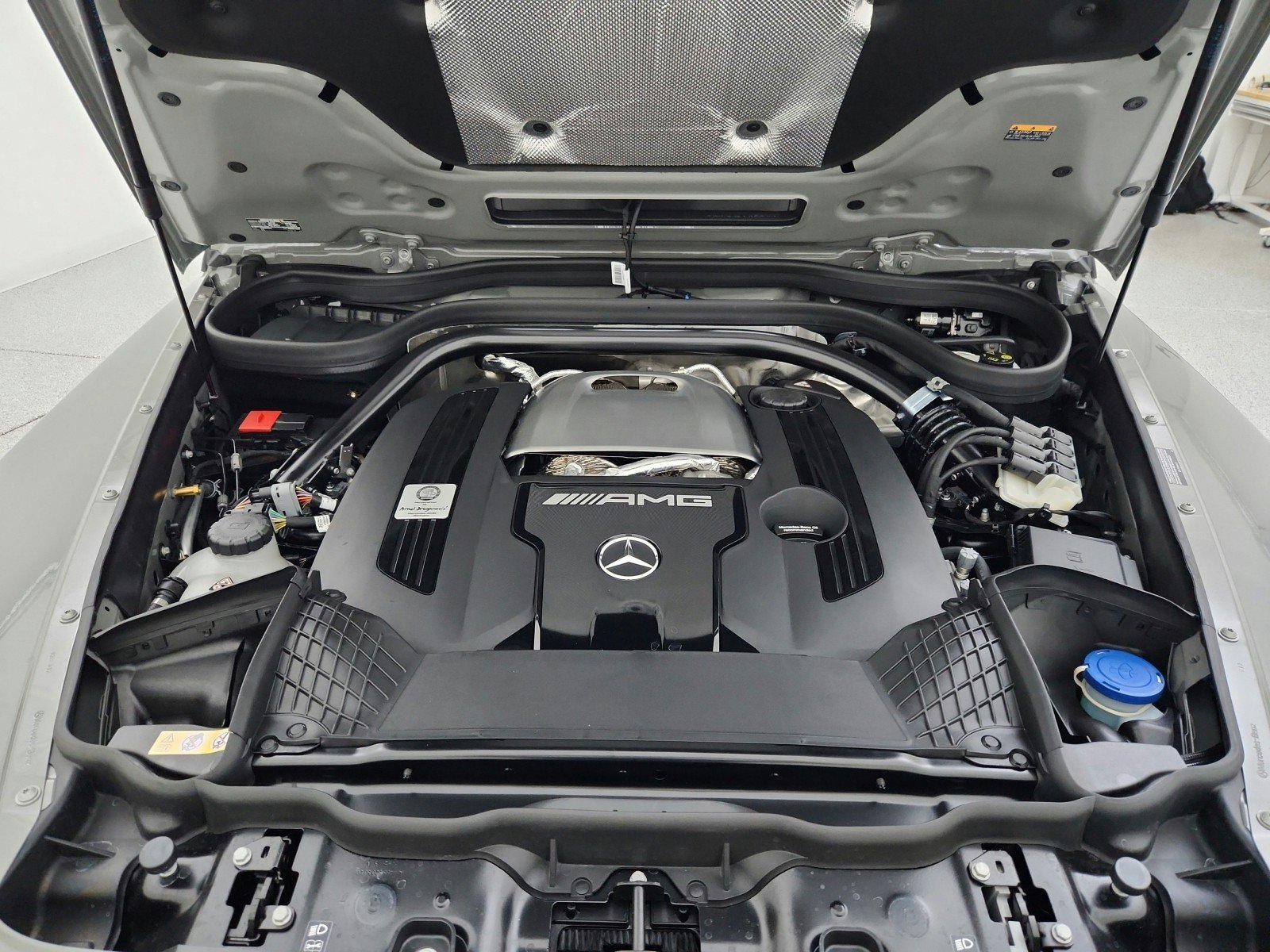 New 2027 MANUFAKTUR Arabian Grey Non- Metallic Mercedes-Benz AMG® G 63 SUV image 29