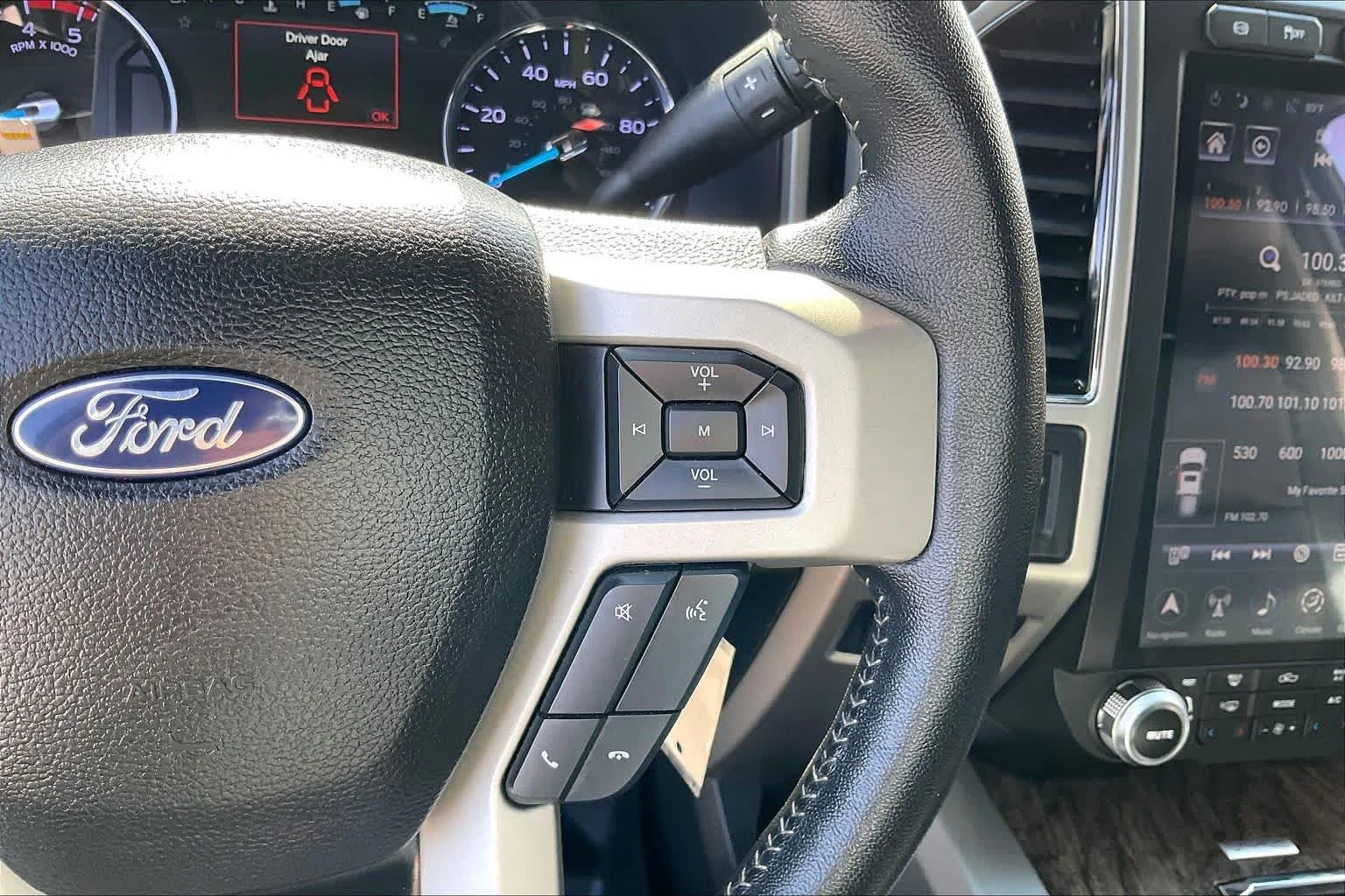 Used 2018 White Platinum Metallic Tri-Coat Ford LARIAT image 23