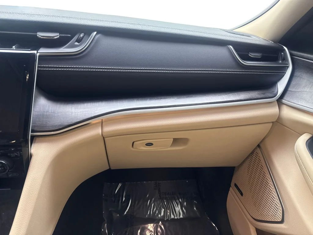 Used 2022 Silver Jeep Limited image 64