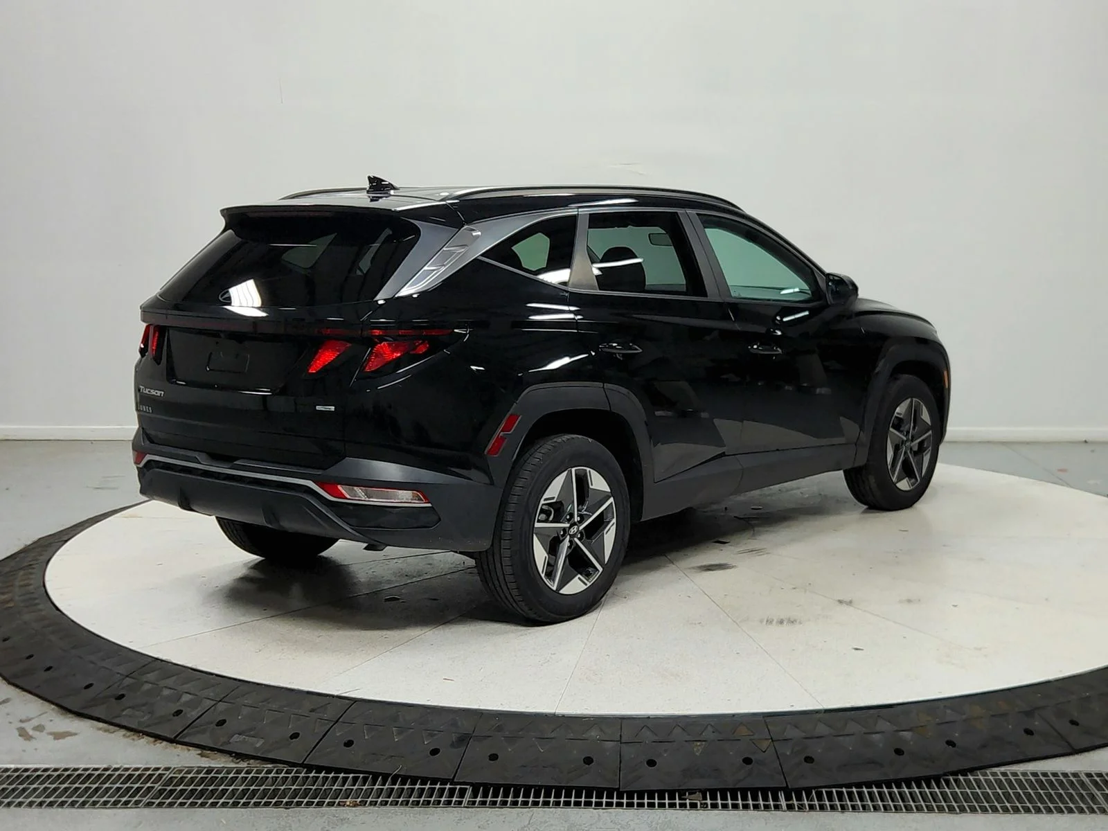 Used 2025 Phantom Black Hyundai SEL image 8