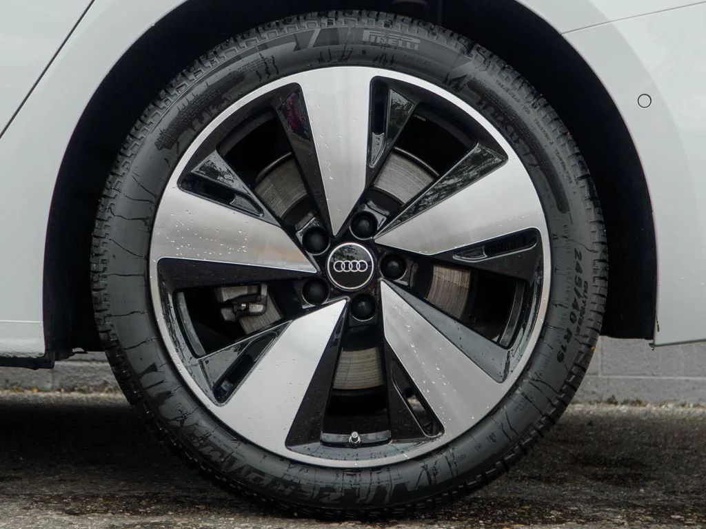 Used 2025 Glacier White Audi  image 12