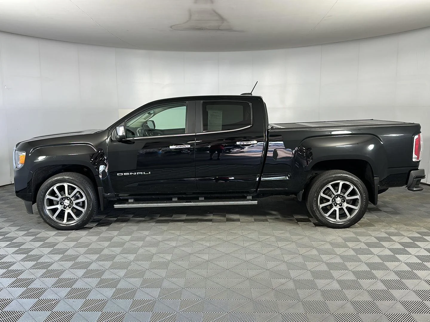 Used 2022 Onyx Black GMC 4WD Denali image 5