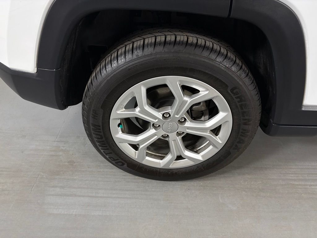 Used 2024 White Jeep Latitude image 11